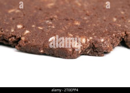 Ausgerollter Schokoladen-Keksenteig auf Pergamentpapier. Glutenfreies Mandelmehl Schokoladenkeks. Hintergrund zum Backen von Weihnachtskeksen. Schweizer Rezept „Basler B Stockfoto