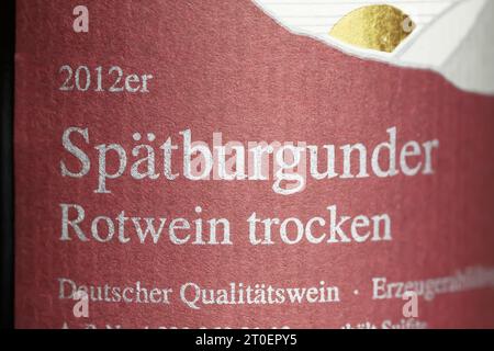 Viersen, Deutschland - 9. Juni. 2023: Nahaufnahme des isolierten Rotweinflaschenetiketts des deutschen Spätburgunders Stockfoto