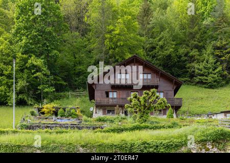 Typisches Schweizer Holzhaus im malerischen Dorf Saint-Ursanne im Kanton Jura destrikt Porrentruy in der Schweiz Stockfoto