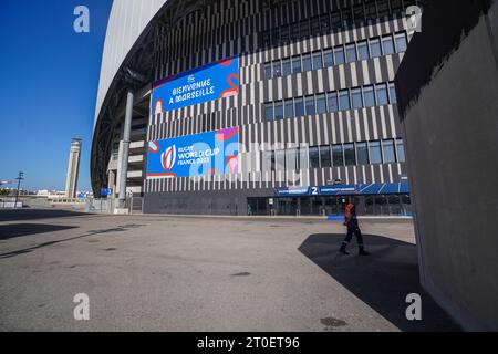 Marseille, Frankreich. 6. Oktober 2023. Ein Sicherheitsbeamter geht am Eingang zum Stade Velodrome in Marseille vorbei, einer von zehn Städten in Frankreich, in denen die Rugby-Weltmeisterschaft ausgetragen wird. Die 10. Rugby-Weltmeisterschaft 2023 findet vom 8. September bis 28. Oktober 2023 in Frankreich statt. Credit amer Gazzal/Alamy Live News Stockfoto