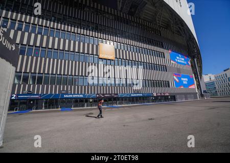 Marseille, Frankreich. 6. Oktober 2023. Ein Sicherheitsbeamter geht am Eingang zum Stade Velodrome in Marseille vorbei, einer von zehn Städten in Frankreich, in denen die Rugby-Weltmeisterschaft ausgetragen wird. Die 10. Rugby-Weltmeisterschaft 2023 findet vom 8. September bis 28. Oktober 2023 in Frankreich statt. Credit amer Gazzal/Alamy Live News Stockfoto