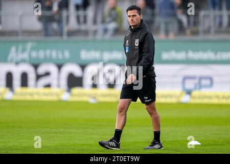 Sandhausen, Deutschland. Oktober 2023. Thomas Wörle (Tom Wörle, Trainer, Cheftrainer, Ulm), Freisteller, Ganzkörper, Einzelbild, Einzelfoto, Aktion, Aktion, 06.10.2023, Sandhausen (Deutschland), Fussball, 3. LIGA, SV SANDHAUSEN - SSV ULM 1846, DFB/DFL-VORSCHRIFTEN VERBIETEN DIE VERWENDUNG VON FOTOGRAFIEN ALS BILDSEQUENZEN UND/ODER QUASI-VIDEO. Quelle: dpa/Alamy Live News Stockfoto