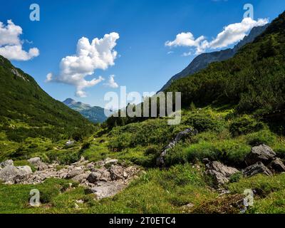 Auf dem Weg entlang des Vorarlberger Lech im Lechquellengebirge zwischen Formarinsee und dem Dorf Lech Stockfoto