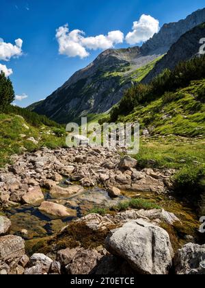 Auf dem Weg entlang des Vorarlberger Lech im Lechquellengebirge zwischen Formarinsee und dem Dorf Lech Stockfoto