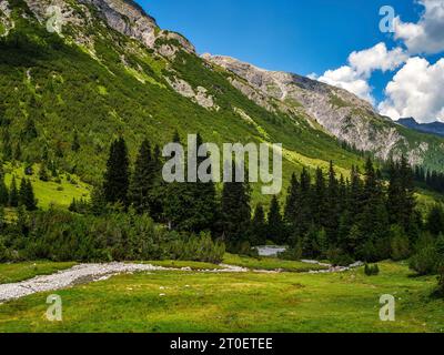 Auf dem Weg entlang des Vorarlberger Lech im Lechquellengebirge zwischen Formarinsee und dem Dorf Lech Stockfoto