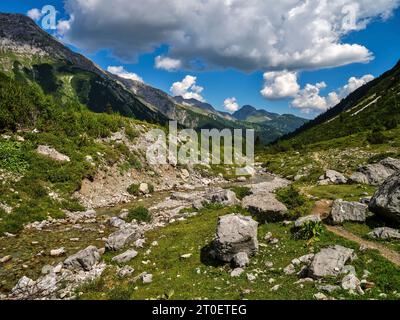 Auf dem Weg entlang des Vorarlberger Lech im Lechquellengebirge zwischen Formarinsee und dem Dorf Lech Stockfoto