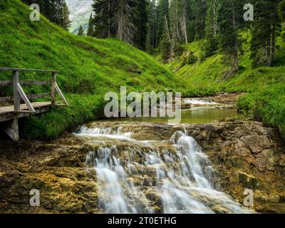 Wanderweg entlang des Spullerbachs oberhalb von Lech Stockfoto