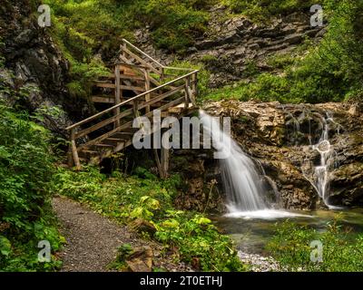 Wanderweg entlang des Spullerbachs oberhalb von Lech Stockfoto