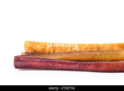 Sortiment an Kaustäbchen für Hunde. Nahaufnahme von Rindfleisch-Bully-Stick, Rindfleisch-Check-Stick und Yak-Milch-Knochen, für kräftigen Kauen. Natürliche Verhaltensanreicherung für Stockfoto