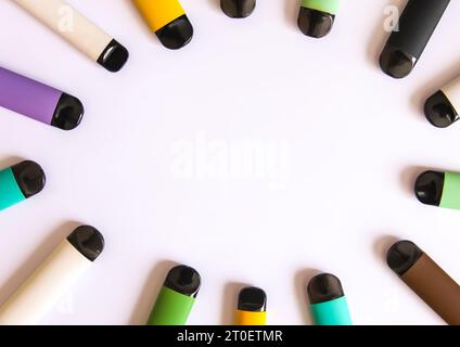 Einweg-E-Zigaretten in verschiedenen Farben. Stockfoto