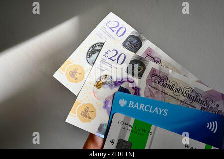 Zwei Twenty Pfund Banknoten, Barclays Debit Card und John Lewis Kreditkarte. Stockfoto