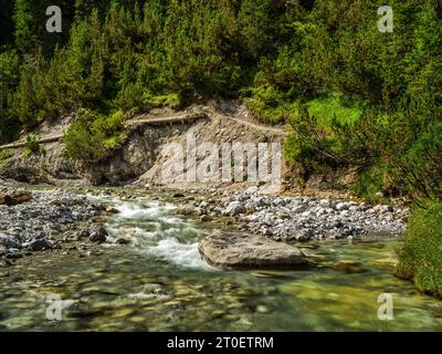 Auf dem Weg entlang des Vorarlberger Lech im Lechquellengebirge zwischen Formarinsee und dem Dorf Lech Stockfoto