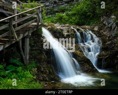 Wanderweg entlang des Spullerbachs oberhalb von Lech Stockfoto