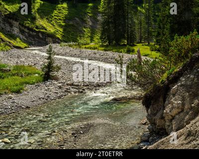 Auf dem Weg entlang des Vorarlberger Lech im Lechquellengebirge zwischen Formarinsee und dem Dorf Lech Stockfoto