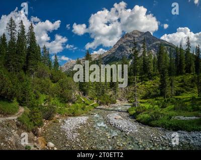 Auf dem Weg entlang des Vorarlberger Lech im Lechquellengebirge zwischen Formarinsee und dem Dorf Lech Stockfoto