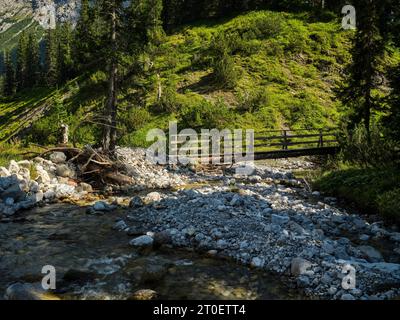 Auf dem Weg entlang des Vorarlberger Lech im Lechquellengebirge zwischen Formarinsee und dem Dorf Lech Stockfoto