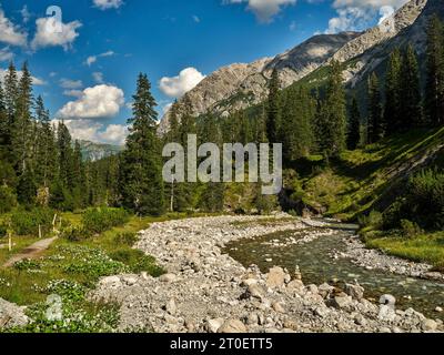 Auf dem Weg entlang des Vorarlberger Lech im Lechquellengebirge zwischen Formarinsee und dem Dorf Lech Stockfoto