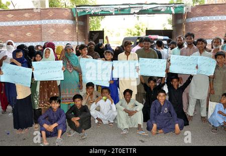 Die Bewohner von Latifabad No.06 halten am Freitag, den 6. Oktober 2023, eine Protestdemonstration gegen das Kasino in ihrer Gegend vor dem SSP-Büro in Hyderabad ab. Stockfoto