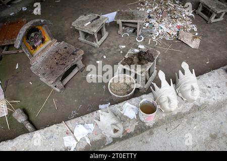 Verschiedene Phasen pf Maskenherstellung in Hem Chandra Goswami Werkstatt auf der Insel Majuli in Assam, Indien Stockfoto