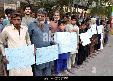 Die Bewohner von Latifabad No.06 halten am Freitag, den 6. Oktober 2023, eine Protestdemonstration gegen das Kasino in ihrer Gegend vor dem SSP-Büro in Hyderabad ab. Stockfoto