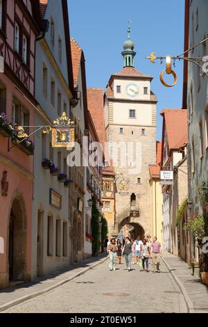 Georgengasse und weißer Turm in der historischen Altstadt, Rothenburg ob der Tauber, Mittelfranken, Romantik Straße, Taubertal, Bayern, Deutschland Stockfoto