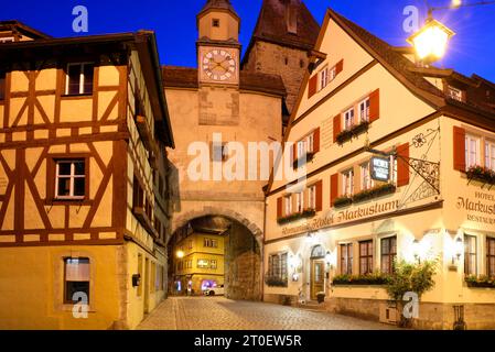 Rödergasse mit Markusturm und Röderbogen im Abendlicht, Rothenburg ob der Tauber, Mittelfranken, romantische Straße, Taubertal, Bayern, Deutschland Stockfoto