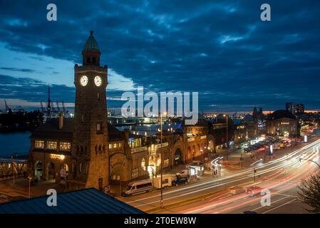 Wasserstandsturm, Anlegestelle an der Elbe, Hamburger Hafen, Hamburg, Deutschland Stockfoto