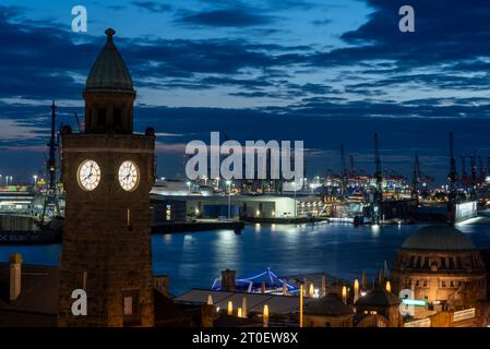 Wasserstandsturm, Anlegestelle an der Elbe, Hamburger Hafen, Hamburg, Deutschland Stockfoto