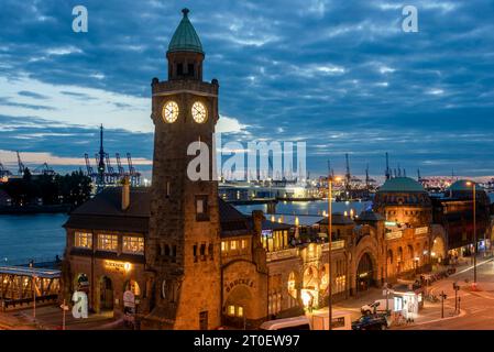 Wasserstandsturm, Anlegestelle an der Elbe, Hamburger Hafen, Hamburg, Deutschland Stockfoto