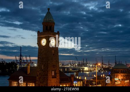 Wasserstandsturm, Anlegestelle an der Elbe, Hamburger Hafen, Hamburg, Deutschland Stockfoto