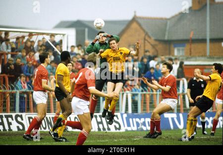 Wrexham V Wolverhampton Wanderers auf der Rennbahn 30. April 1988. Wölfe Andy Mutch mit Phil Chard (rechts) und Floyd Streete (links). Stockfoto