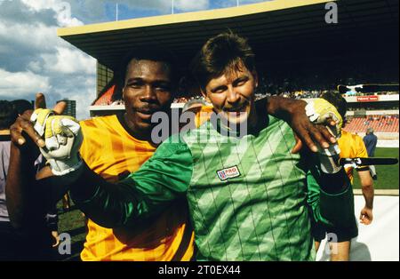 Die Wölfe Floyd Streete und Mark Kendall feiern den Sieg der 4. Division Meisterschaft bei Molineux 1988 Stockfoto