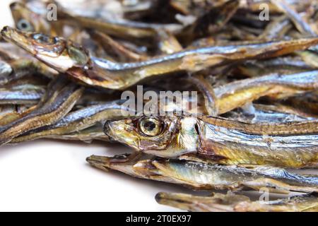 Getrocknete Sardinen für Hunde und Katzen. Nahaufnahme vieler dehydrierter Fische in verschiedenen Größen. Gesunde Hunde Snack oder Nahrungsergänzung reich an Protein, Stockfoto