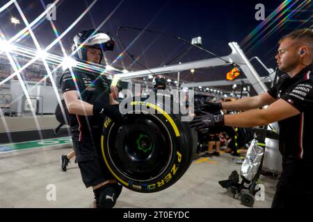 Doha, Katar. Oktober 2023. Mercedes-AMG Petronas F1 Team, F1 Grand Prix von Katar auf dem Lusail International Circuit am 6. Oktober 2023 in Doha, Katar. (Foto von HOCH ZWEI) Credit: dpa/Alamy Live News Stockfoto