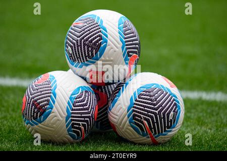 Leigh, Großbritannien. Oktober 2023. Fußbälle der Marke Manchester United vor dem FA Women's Super League Match Manchester United Women vs Arsenal Women im Leigh Sports Village, Leigh, Großbritannien, 6. Oktober 2023 (Foto: Steve Flynn/News Images) in Leigh, Großbritannien, am 6. Oktober 2023. (Foto: Steve Flynn/News Images/SIPA USA) Credit: SIPA USA/Alamy Live News Stockfoto