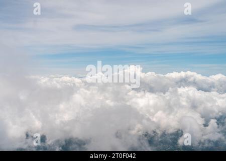 Ansicht der dichten Wolke vom Airplace-Fenster während des Tages und des blauen Himmels Stockfoto