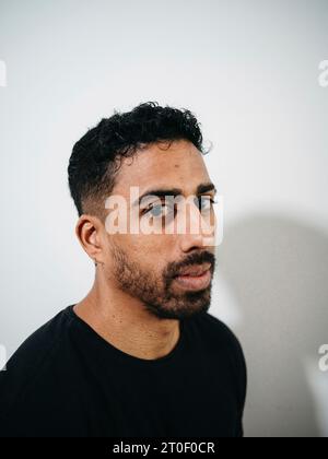 Nicht-binärer Mann mit schwarzem T-Shirt Stockfoto