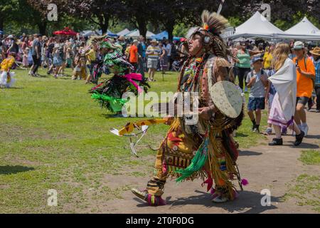 Traditioneller Pow Wow in Anerkennung des kanadischen Nationaltags der Indigenen. Tag mit Tanz, Trommeln und Aufführungen. Frau, die tanzt Stockfoto