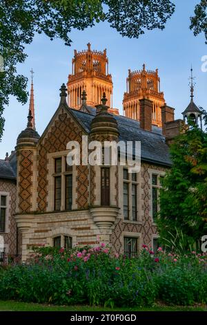 Das Hotel Groslot ist ein privates Herrenhaus aus dem 16. Jahrhundert. Blick vom Garten, dahinter die Türme der Kathedrale Sainte-Croix. Stockfoto