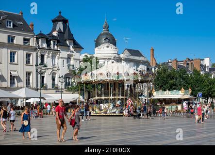 Der Place du Martroi ist der Hauptplatz im Zentrum von Orleans. Darauf steht die Reiterstatue von Jeanne d'Arc. Stockfoto