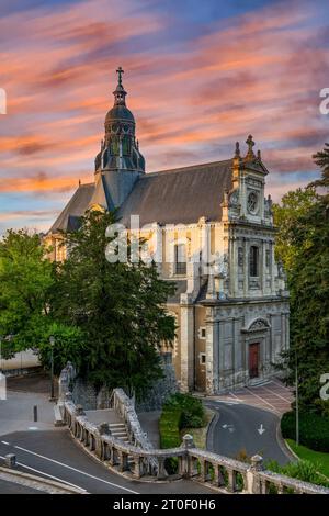 Blick vom Place Victor Hugo auf die Kirche Saint-Vincent-de-Paul. Himmel ausgetauscht Stockfoto