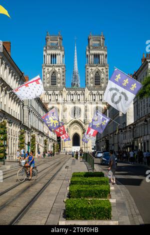 Rue Jeanne d'Arc Boulevard mit der Kathedrale Sainte-Croix Stockfoto