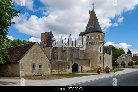 Das Schloss von Fougères-sur-Bièvre befindet sich im Zentrum der gleichnamigen Gemeinde Fougères-sur-Bièvre am Ufer des Flusses Bièvre. Der Komplex wurde Ende des 15. Jahrhunderts als befestigtes Landgut errichtet. Die Burg wird seit 1993 als Museum genutzt. Stockfoto