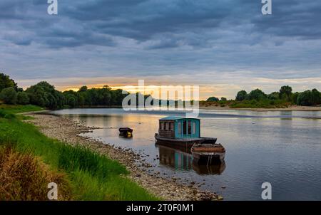 Abendliche Atmosphäre am Ufer der Loire in der Nähe von Chaumont-sur-Loire Stockfoto