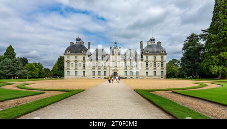 Cheverny Castle ist eine Loire-Burg in der Gemeinde Cheverny, einige Kilometer südlich von Blois. Das Schloss wurde zwischen 1620 und 1630 für Graf Henri Hurault im neoklassizistischen Barockstil erbaut und wird noch heute von seinen Nachfahren, der Familie Hurault de Vibraye, bewohnt. Stockfoto