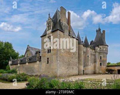 Das Schloss von Fougères-sur-Bièvre befindet sich im Zentrum der gleichnamigen Gemeinde Fougères-sur-Bièvre am Ufer des Flusses Bièvre. Der Komplex wurde Ende des 15. Jahrhunderts als befestigtes Landgut errichtet. Die Burg wird seit 1993 als Museum genutzt. Stockfoto