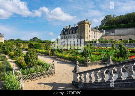 Villandry Castle liegt etwa 17 km westlich der Stadt Tours. Villandry Castle ist vor allem für seine Gärten bekannt. Das gleichnamige Dorf Villandry liegt am Cher River und ist die letzte Gemeinde vor dem Zusammenfluss mit der Loire. Stockfoto