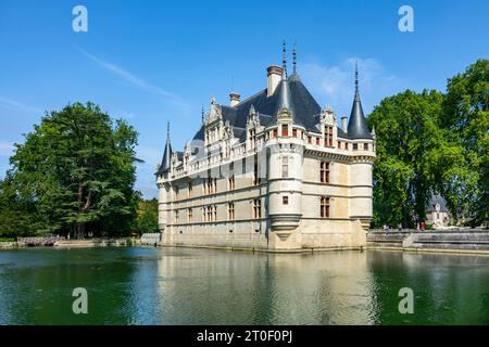 Die Wasserburg Azay-le-Rideau befindet sich in der Gemeinde Azay-le-Rideau im Indre Valley. Das zweiflügelige Renaissancebau ist eines der berühmtesten Schlösser der Loire. Stockfoto