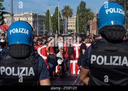 Rom, Italien. Oktober 2023. Die Schüler halten ein Banner, während sie Slogans schreien, während sie während der Demonstration von der Polizei kontrolliert werden. Klimaaktivisten und Schüler hielten eine Demonstration von Fridays for Future in Rom, Italien, ab. Quelle: SOPA Images Limited/Alamy Live News Stockfoto