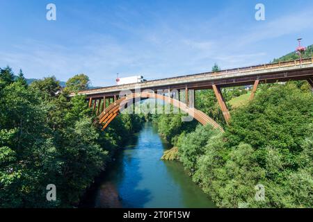 Sankt Georgen am Kreischberg, Holzbrücke Europa St. Georgen. Die derzeit größte selbsttragende Holzbrücke Europas, die für den Schwerlastverkehr zugelassen ist, verbindet St. Georgen mit St. Lorenzen. Fluss Mur. In Murtal, Steiermark, Österreich Stockfoto